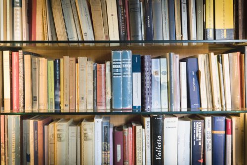 estante de livros